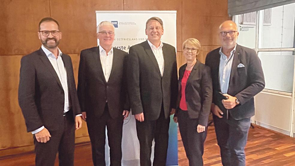 Auf dem Podium der IHK-Vollversammlung berichteten: (von links) IHK-Hauptgeschäftsführer Max-Martin Deinhard, IHK-Präsident Theo Eilers, der Landrat des Landkreises Papenburg Marc-André Burgdorf und IHKN-Hauptgeschäftsführerin Monika Scherf sowie die Bürgermeisterin der Stadt Papenburg Vanessa Gattung (Nicht auf dem Bild). Ganz rechts: IHK-Vizepräsident für die Stadt Papenburg, Michael Hollweg.  © Foto: IHK 