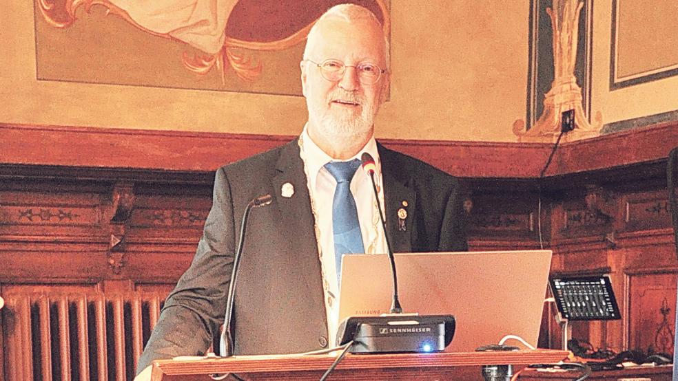 Governor Volker Poppen lud zur Konferenz des Rotary-Distrikts 1850 in den Leeraner Rathaus-Festsaal ein.  © Foto: Wolters