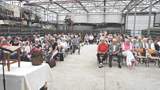 Gewächshaus-Gottesdienst mit 150 Menschen