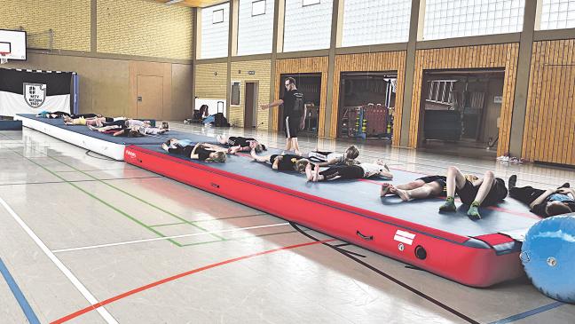 Kunststücke auf der Airtrack-Matte