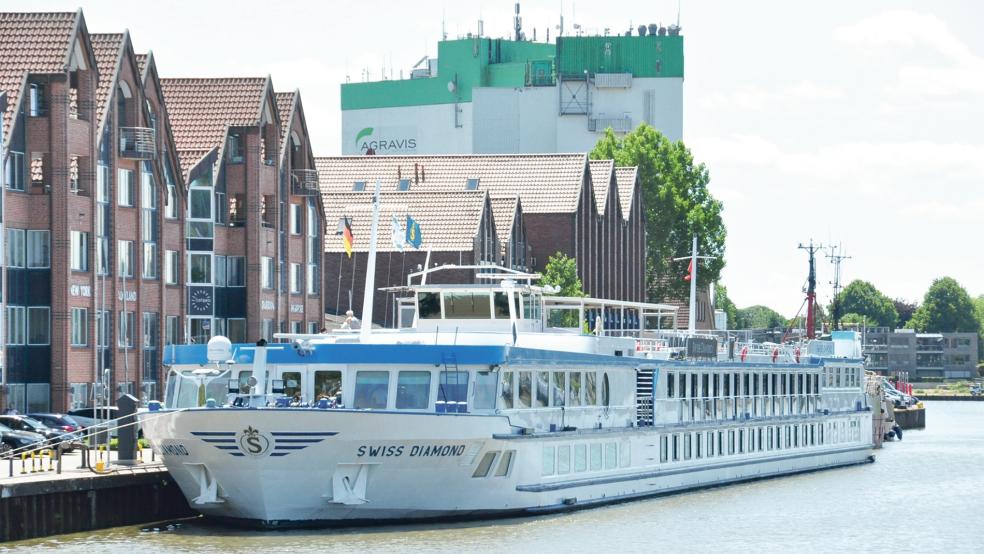 101 Meter lang und elf Meter breit: Die MS »Swiss Diamond« mit Platz für 122 Passagiere liegt zurzeit wieder am Terminal für Flusskreuzfahrtschiffe im Bereich der Speicherhäuser an der Hafenstraße in Leer.  © Foto: Wolters
