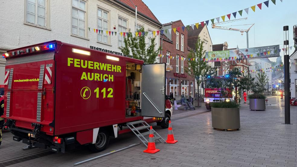 Beben den gut 60 Feuerwehrleuten waren auch der Energieversorger, das Deutsche Rote Kreuz und die Polizei während des insgesamt dreistündigen Einsatzes mit vor Ort. © Geiken (Feuerwehr Aurich)