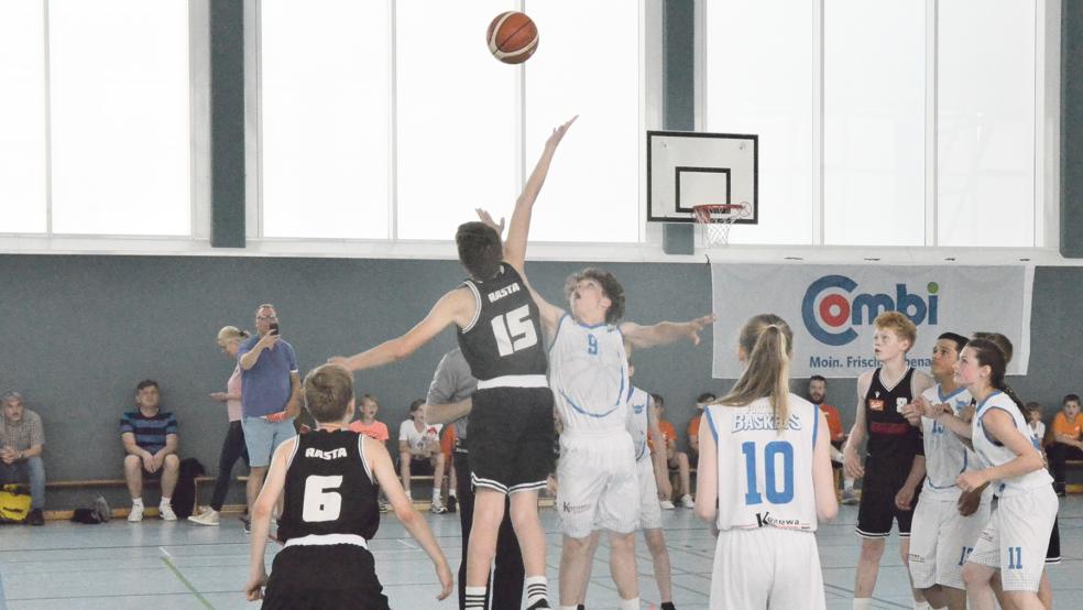 Am Wochenende gehen im ganzen Landkreis Leer wieder tausende Basketballer auf Punktejagd.  © Archivfoto: Ammermann
