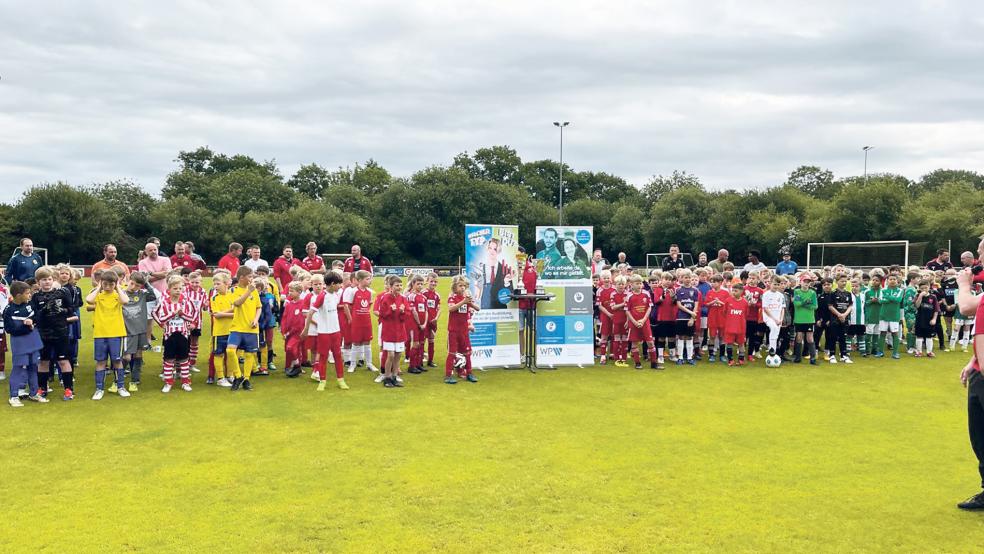 36 Jugendmannschaften gingen beim Weener Plastik Sommercup auf Torejagd. Das Team des Gastgebers TV Bunde konnte die »Championsleague« gewinnen..  © Foto: privat