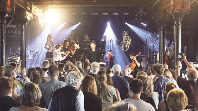 Urgewaltig und pulsierend: »Orchester im Treppenhaus« riss Publikum im Zollhaus mit