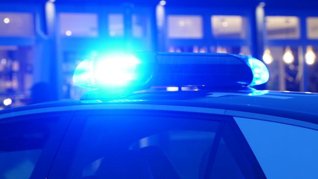 Gruppe schlägt in Automaten-Kiosk auf Opfer ein