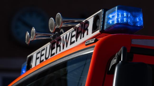 Feuer in Strohlager und Wohnhaus: Verdacht der Brandstiftung