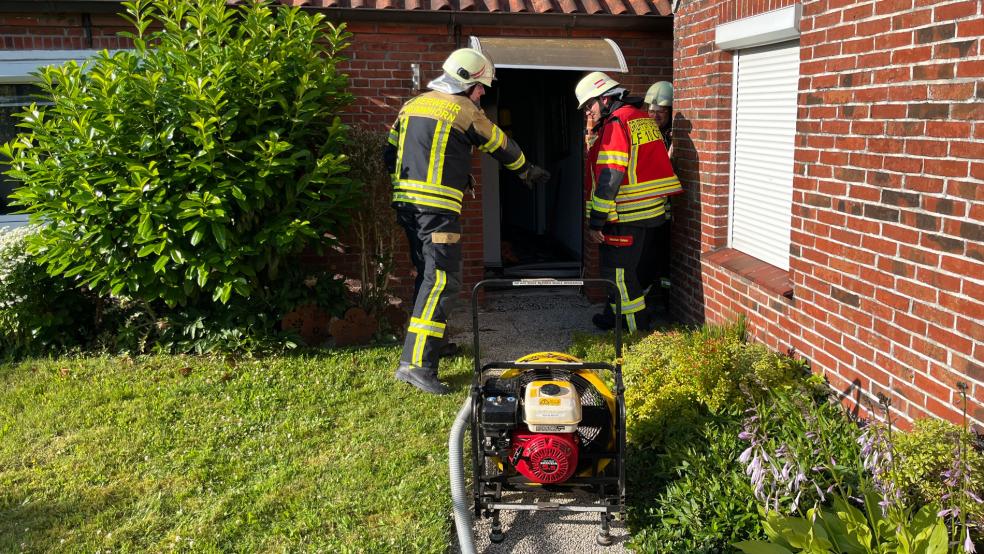 Einsatzkräfte der Feuerwehr gingen unter Atemschutz in das verrauchte Gebäude vor und stellten ein ausgebranntes Elektrogerät in der Küche fest. © Peters (Feuerwehr)