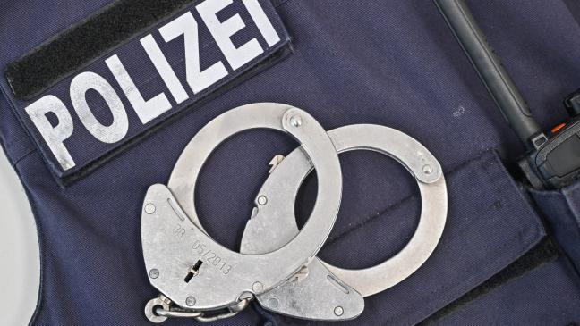 Messer-Männer entwenden Geldbörse