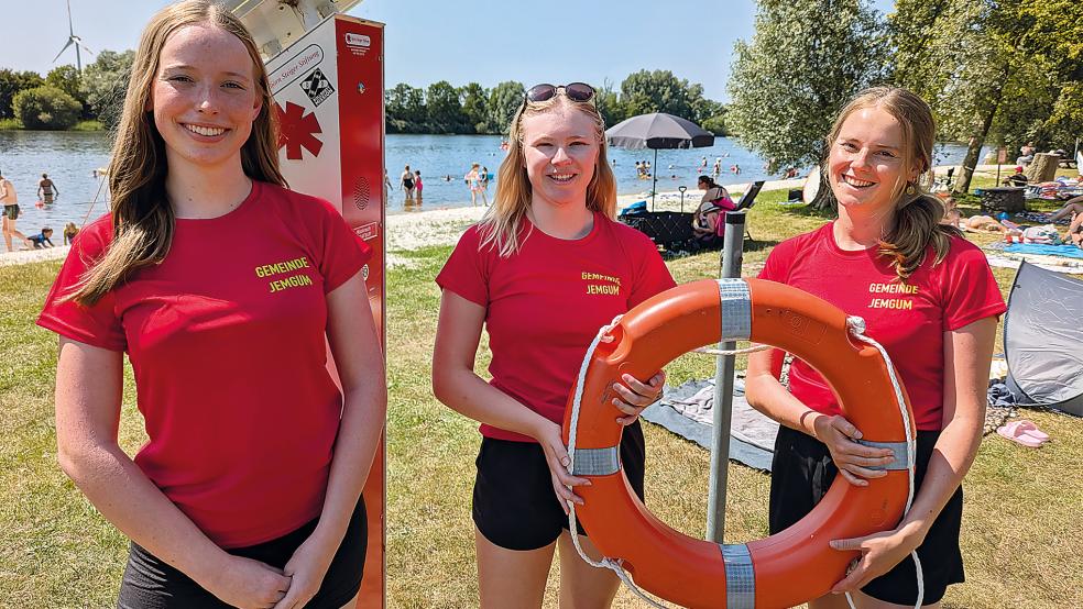 Sorgen für Sicherheit am Badesee der Gemeinde Jemgum in Holtgaste (von links): Leni Hickmann (18), Alina Pastoor (21) und Ineke Loesing (23) von der DLRG-Ortsgruppe Weener.  © Foto: Szyska