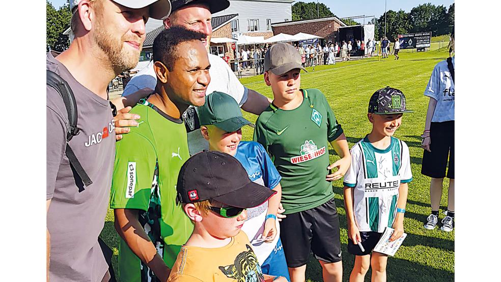Die Spieler der Gladbacher-Traditionself erfüllten nach dem Spiel geduldig alle Foto-Wünsche.  © Foto:Borgmann