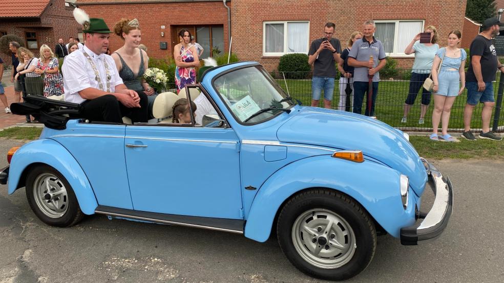 Ungewohntes Bild in Diele: Statt mit einer von Pferden gezogenen Kutsche wurde das Königspaar mit einem VW Käfer Cabrio zum Schützenplatz chauffiert. © Kuper