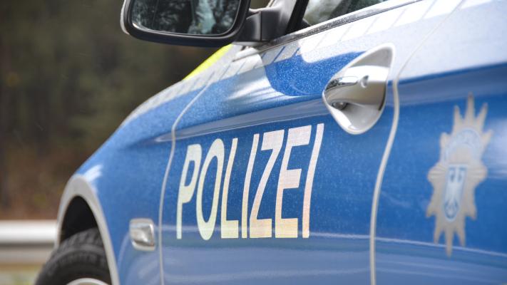 Radfahrer rammt betrunken geparktes Auto