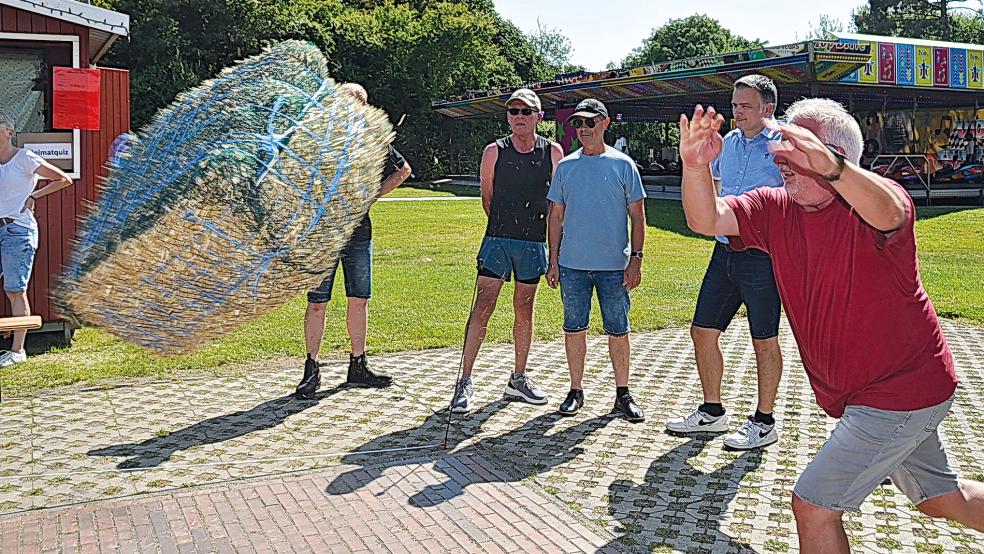 Beim Strohballen-Weitwurf war nicht nur Kraft, sondern auch die richtige Technik gefragt.  © Wolters