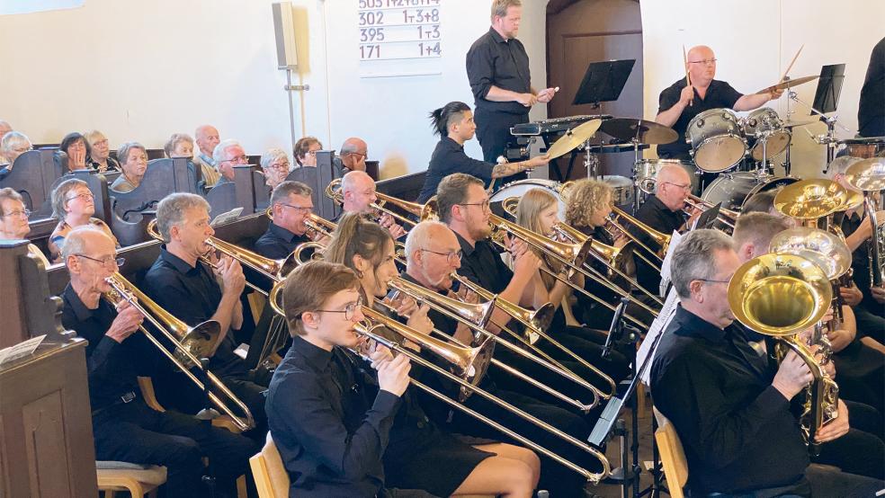 Mehr als 700 Besucher und etwa 70 Musiker aus Deutschland und den Niederlanden füllten die Georgskirche in Weener bis auf den letzten Platz.  © Fotos: Kuper