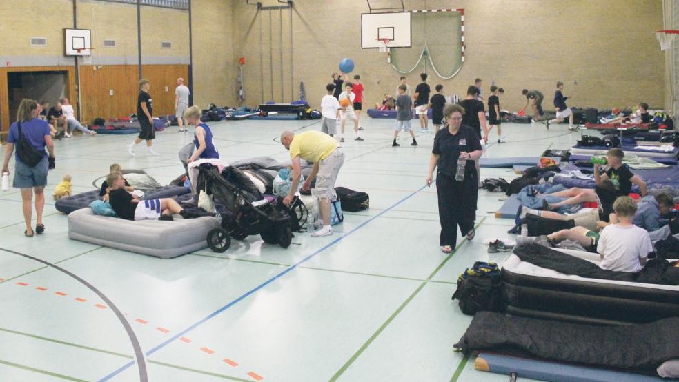 Rund 100 Menschen waren am Wochenende in der Sporthalle in Jemgum untergebracht. Das Bild, das sich bot, war teilweise sehr wild mit Feldbetten am Rand, Basketballspielen in der Mitte und mittendrin die Dänen, die ein Baby dabei hatten.  © Foto: Berents
