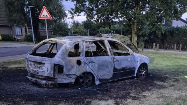 Auto steht in Bunde lichterloh in Flammen