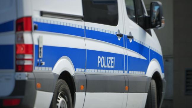 Mann entblößt sich vor Mädchen