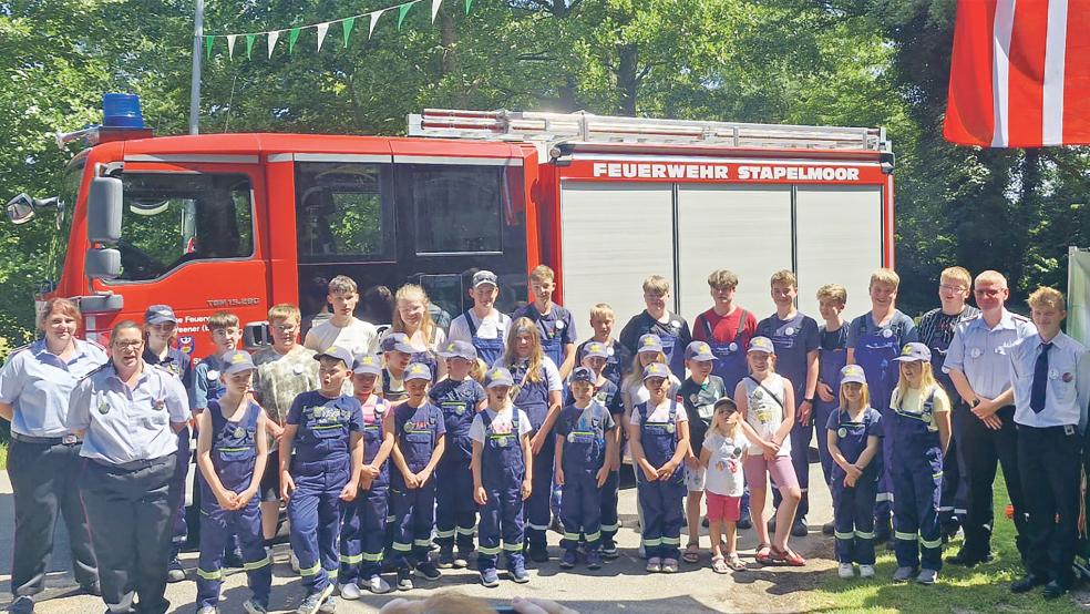 Das Foto zeigt die neue Kinder- und Jugendfeuerwehr mit der stellvertretenden Kinderfeuerwehrwartin Cyra Winands und Kinderfeuerwehrwartin Friederike Bleeker (links) sowie dem stellvertretenden Jugendfeuerwehrwart Jonas Brandt und Jugendfeuerwehrwart Theo Koch (rechts).  © Foto: Rand (Feuerwehr)