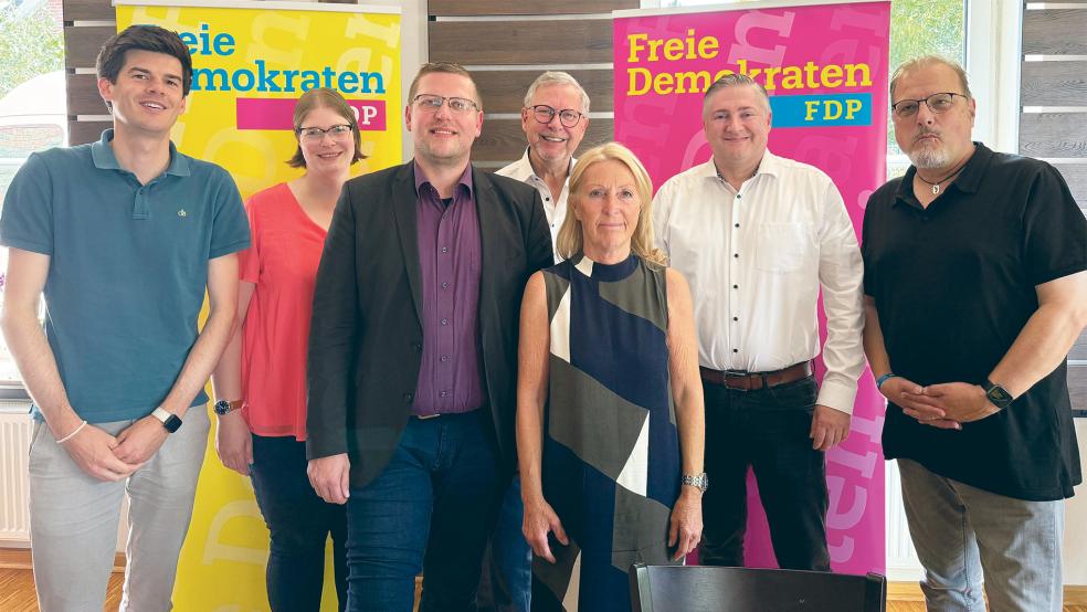 Der neu gewählte Vorstand des FDP-Kreisverbandes (von links): Moritz Cvoro, Anna Kollath, Vorsitzender Jens Völker, Carl Frie­drich Brüggemann, die neue Co-Vorsitzende Cornelia Debus, Jörg de Wall und Günter Podlich.  © Foto: privat