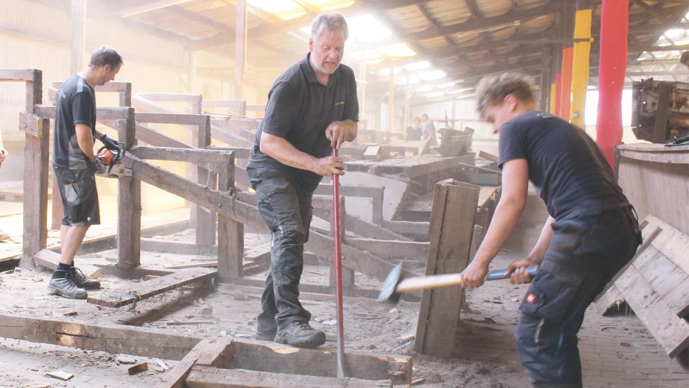 Mit Schwung bei der Arbeit: Größter Brocken war beim Arbeitseinsatz die Demontage der Tribüne.  © Fotos: Berents (2)/privat
