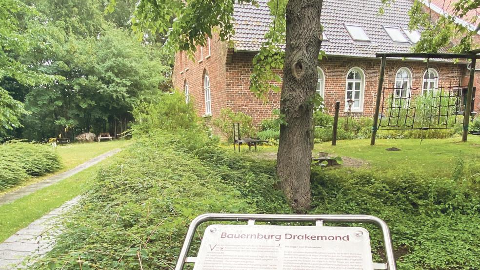 Der Historische Rundweg durch Stapelmoor führt an zehn Stationen (hier die Bauernburg »Drakemond«) zu Sehenswürdigkeiten des Ortes. Die Route wurde durch Leader gefördert.<br />  © Foto: Hanken