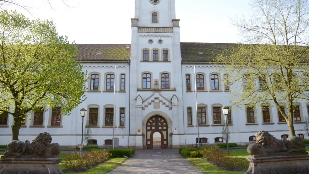 Vor dem Landgericht Aurich muss sich seit heute Morgen ein Mann aus Emden verantworten. Er soll seine Frau im Streit erstochen haben. © Hanken (Archiv)