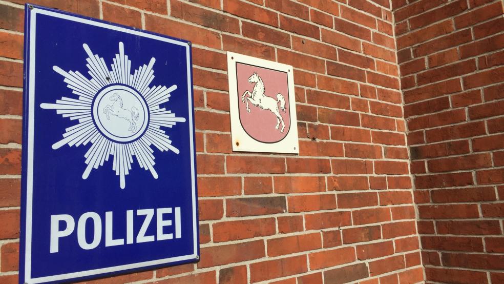 Die Polizei Leer sucht Hinweise auf Unbekannte, die aus einem Auto Wertgegenstände entwendeten. © Hanken (Archiv)