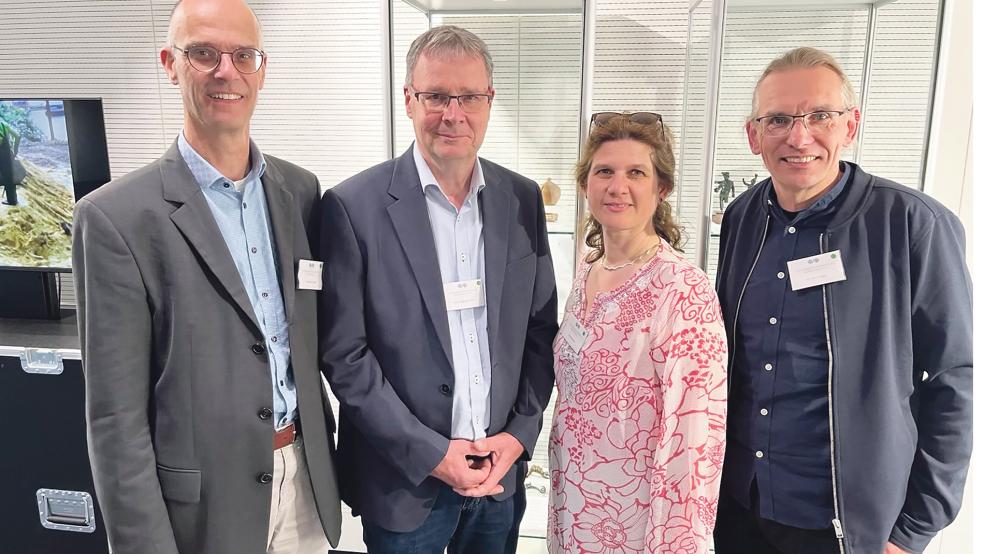 Der Vorstand der Archäologischen Kommission (von links): Dr. Markus C. Blaich, Axel Friederichs, Ute Bartelt und Dr. Jan F. Kegler von der Ostfriesischen Landschaft (Vorsitzender).  © Foto: Archäologische Kommission