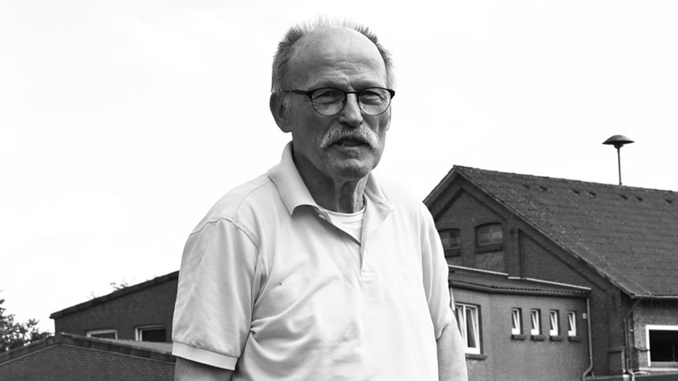 Eberhard Strauch blieb dem Rheiderland stets verbunden.Dieses Foto entstand anlässlich der Partie einer Rheiderland-Auswahl gegen RW Essen.  © Archivfoto: Bruins