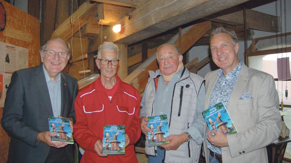 Die drei ehrenamtlichen Müller und Mühlenväter Jann de Buhr, Dieter Hunken und Menno Siefkes mit Autor Kai-Uwe Hanken (von links) in der Bunder Mühle. »Windkraft - Von Mühlen und Machern« ist der Titel des Buches, der alle Drei vorstellt.  © Foto: Hoegen