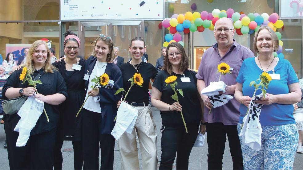 Freuen sich über einen gelungenen Auftakt (von links): Lena Leinich, Jasmin Alley, Luca Liese Ritter, Rena Dumstorf, Evelina Peuser-Broeker, Hinrich Dirksen und Ilse Frerichs vom Ostfriesischen Landesmuseum in Emden bei der Eröffnung der neuen Sonderausstellung.  © Foto: OLME