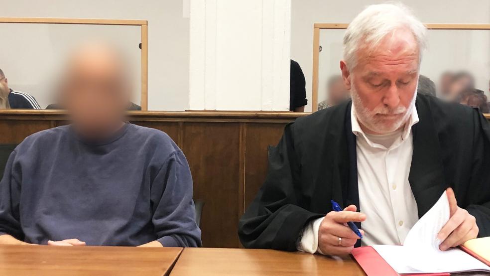 Der Angeklagte (l) sitzt neben seinem Verteidiger Alexander Schwenen im Schwurgerichtssaal des Landgerichts Aurich. Die Staatsanwaltschaft wirft ihm vor, seine Ehefrau bei einem Streit mit einem Küchenmesser erstochen zu haben.  © Foto: dpa/Stock