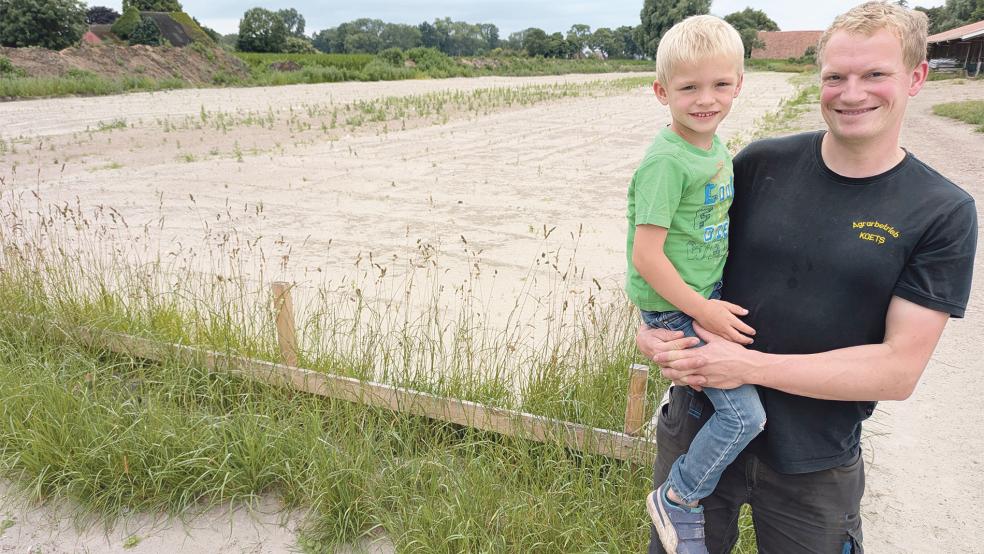 Die Erdarbeiten sind bereits erledigt: Landwirt Hauke Menno Koets mit seinem Sohn Janto vor der rund 3000 Quadratmeter großen Fläche neben dem Kuhstall in Bunderhee, auf der die Anlage zur Mast von Hühnern entstehen soll.  © Foto: Szyska