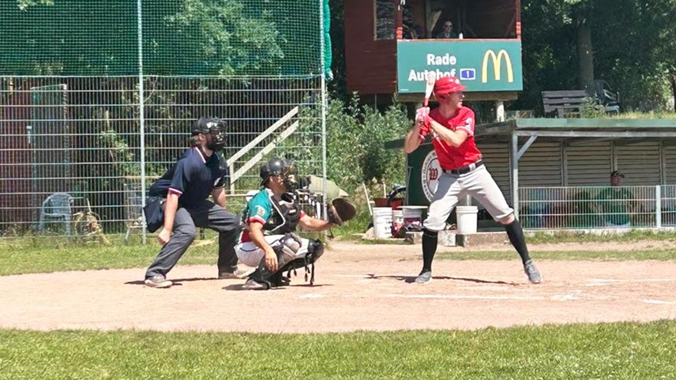 Andre Hilbrands, hier am Schlag, konnte im ersten Spiel gegen die »Wild Farmers« auf Dohren den einzigen Run für die Jemgumer Baseballer erzielen.  © Foto: privat