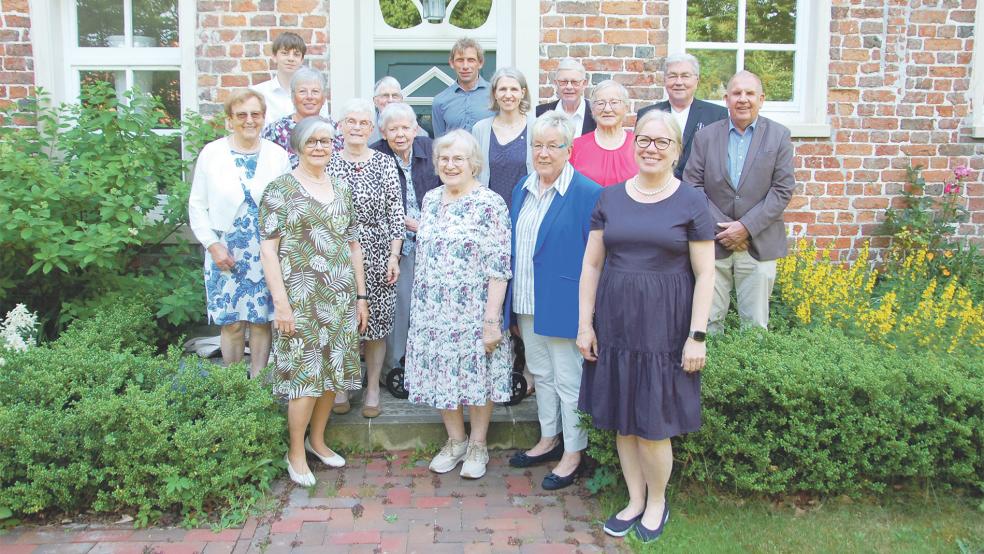 Viele Glückwünsche nahm Beata Strecker (vorne rechts) jetzt entgegen, sie leitet seit 20 Jahren den Kirchenchor der reformierten Gemeinde Stapelmoor. Unser Foto zeigt sie vor dem Pfarrhaus im Kreise der Chormitglieder.  © Foto: Heinrich Siemons