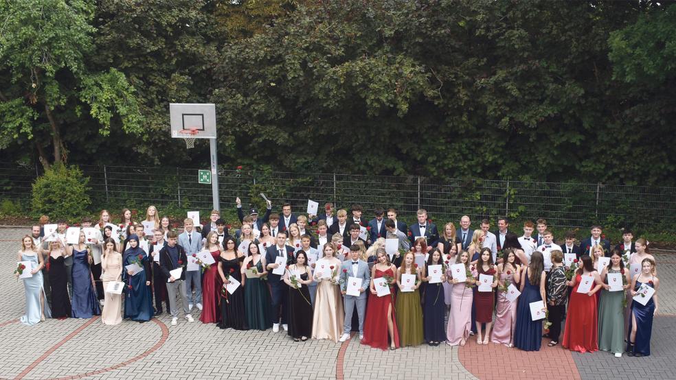 Feierlich verabschiedete die Oberschule Weener gestern 61 Schüler aus drei Klassen des Realschul-Zweigs und 15 aus dem Gymnasiums-Zweig.  © Fotos: Kuper