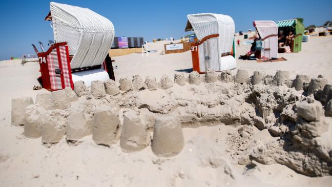  Kinder buddeln gefährlich tiefe Löcher am Strand 
