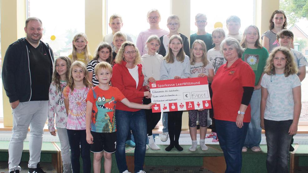 Die vierte Klasse der Grundschule Wymeer konnte 1540 Euro an den »Elternverein für krebskranke Kinder und ihre Familien Ostfriesland« spenden.  © Foto: Berents