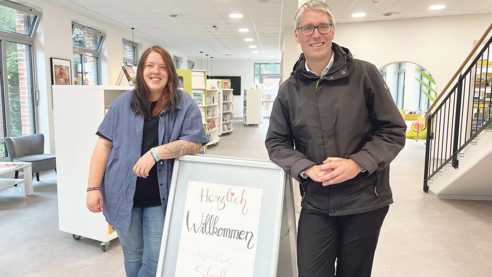 Freuen sich auf den »Tag der offenen Tür« in der Stadtbücherei und der Begegnungsstätte: Bücherei-Leiterin Sarah Möhlmann und Weeners Bürgermeister Heiko Abbas.  © Foto: Stadt Weener