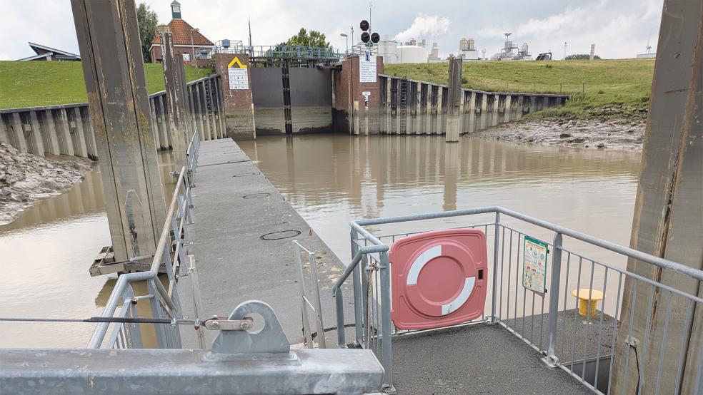 Der für die »Friesenfähre« errichtete Ems-Anleger vor der Schleuse in Weener bleibt bestehen.  © Foto: Szyska