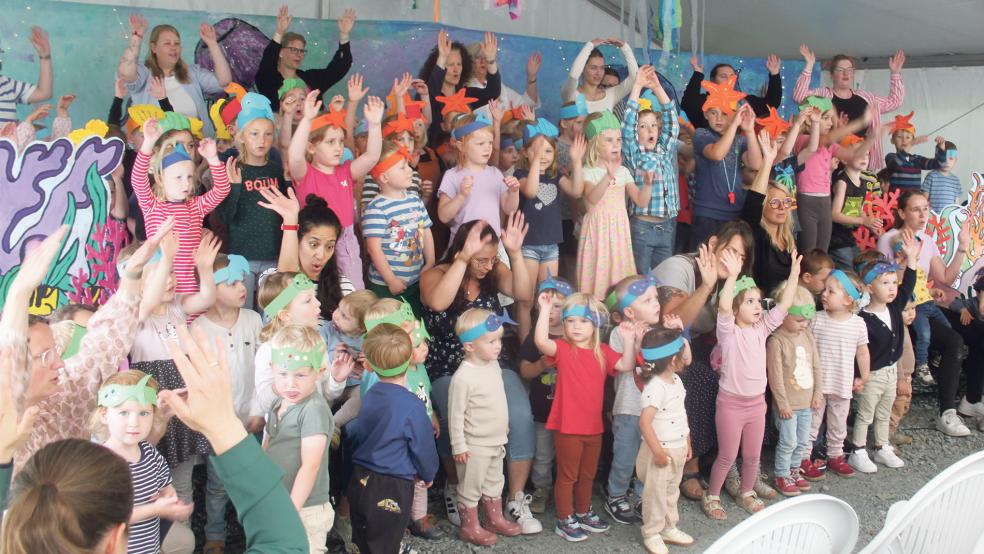 Mit einem Lied begrüßten die Jungen und Mädchen der Kindertagesstätte »Jona« die Gäste der Feierstunde.  © Fotos: Busemann