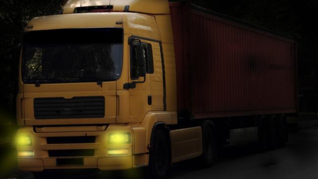 Diebe stehlen Kartons von Lastwagen-Ladefläche