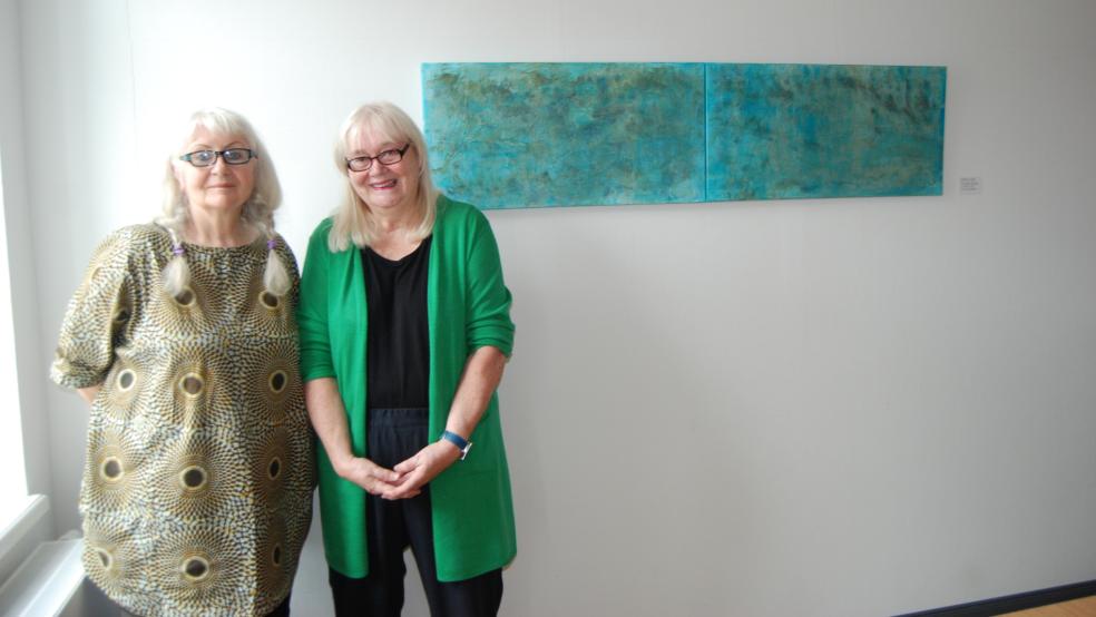 Edeltraut Rath (links) und Marikke Heinz-Hoek werden morgen eine große Auswahl iher Kunstwerke im Bürgerhaus in Jemgum zeigen. © Hoegen