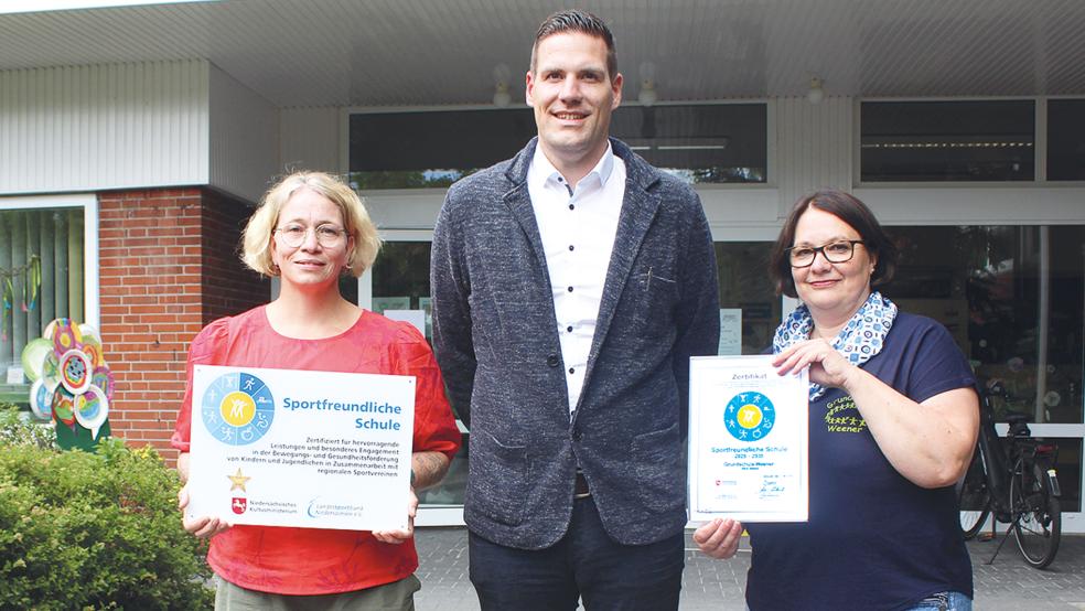 Christoffer Melzer überreichte am Freitagnachmittag am Rande des Schulfestes die Auszeichnung an Schulleiterin Anja Meißner (rechts) und Sportlehrerin Wiebke Rösingh.  © Foto: Berents