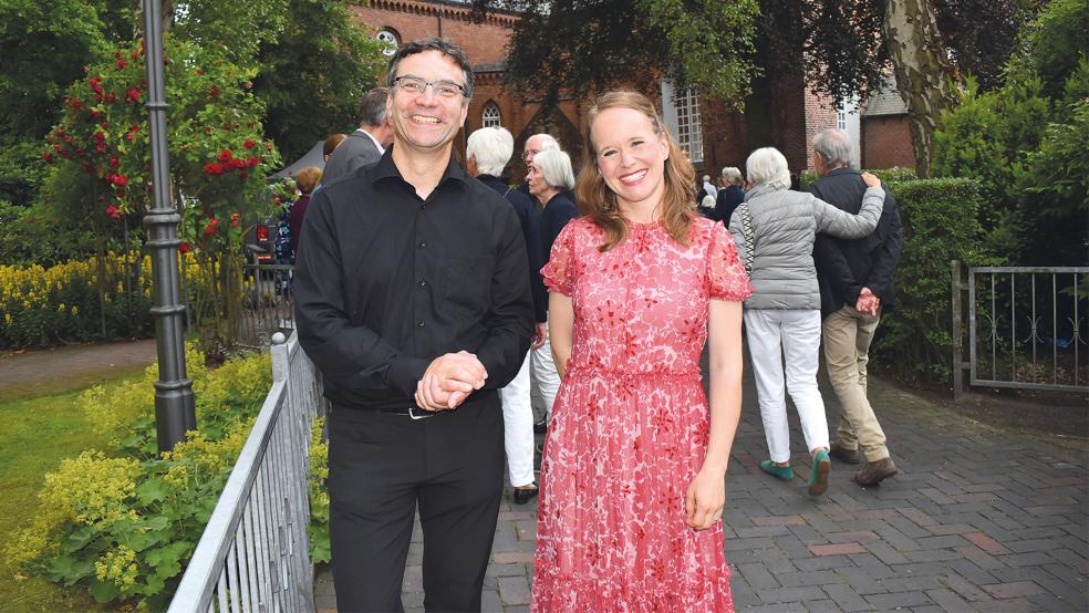 Bernhard Schrammek als Moderator und die Sopranistin Marie Luise Werneburg lobten In höchsten Tönen anlässlich des Gezeitenkonzertes die Akustik der Georgskirche in Weener.  © Fotos: Kuper