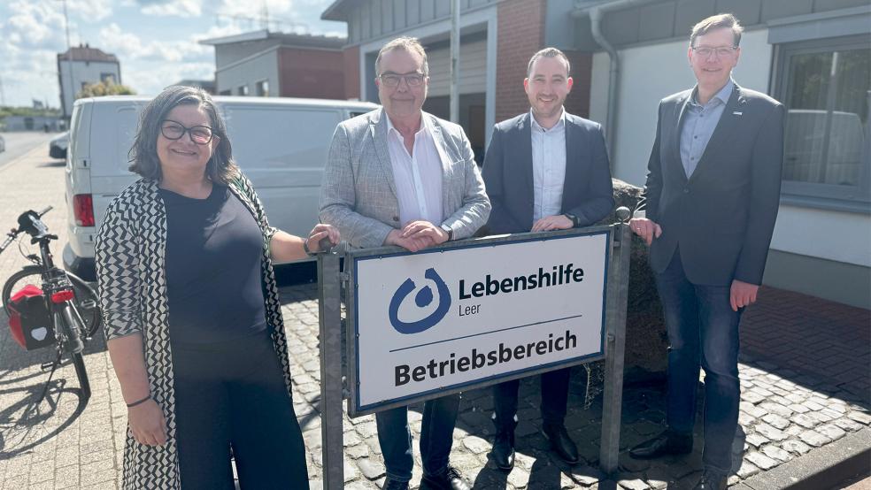 Im Gespräch über die Zukunft der Tagesbildungststätten (von links): Meike Arends, Heiko Höfelmann, SPD-Landtagsabgeordneter Nico Bloem und Lebenshilfe-Geschäftsführer Erwin Koop.  © Foto: privat