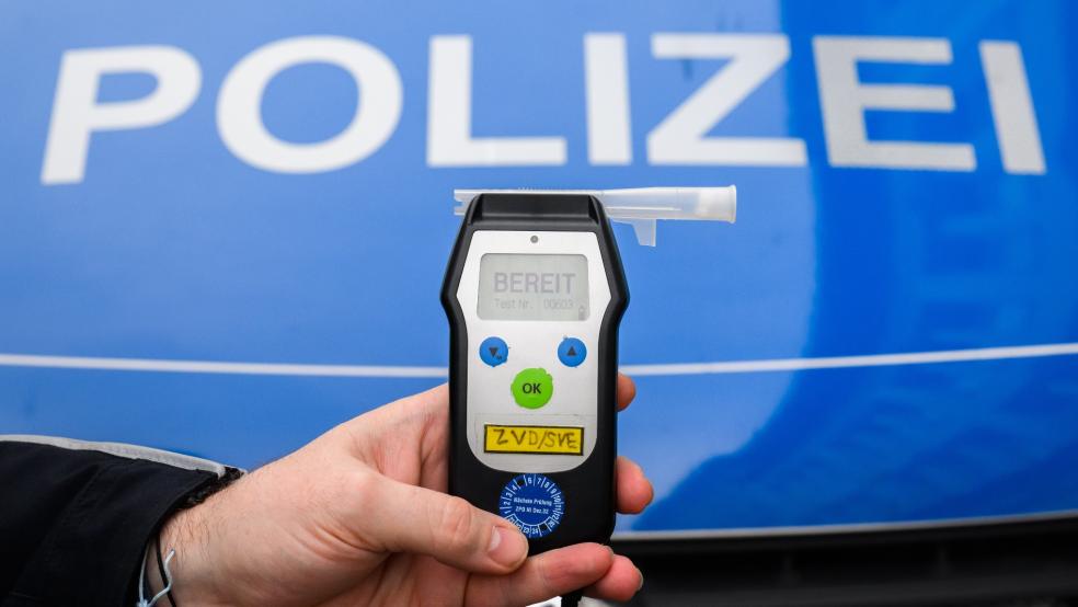 Ein Polizist zeigt ein Alkoholtestgerät, mit dem Verkehrsteilnehmer auf ihre Fahrtüchtigkeit hin überprüft werden können. © Stratenschulte (dpa/Symbolfoto)