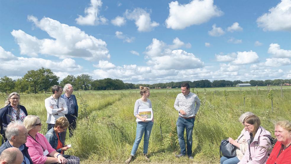 Naturidylle in den Niederlanden: Rianne Luring (Mitte) stellt der ostfriesischen Leader-Gruppe den Lebensmittelwald in Wessinghuizen vor.  © Fotos: Hanken