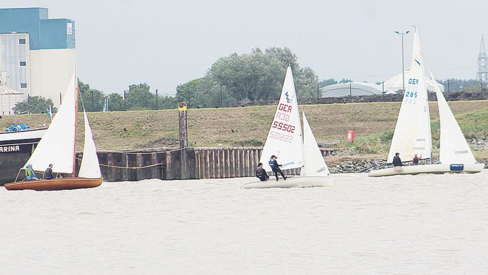 Sportlich zur Sache ging es auf der Müggenmarktregatta bei den Jollen. Drei Durchgänge mussten auf der Ems gesegelt werden.  © Foto: Berents